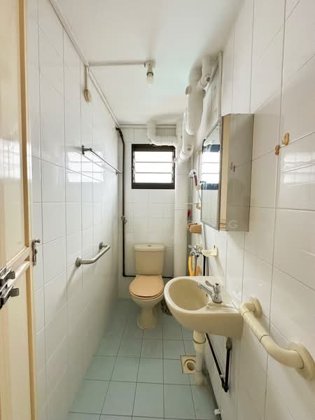 40 Circuit Road, 40 Circuit Road, 2 Bedrooms, 614 sqft, HDB Flat For Sale, by Paul Wong 黄逸强, 500133133 - Master Bathroom - PropertyGuru.com.sg
