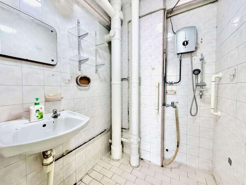 7 Tanjong Pagar Plaza, 7 Tanjong Pagar Plaza, 3 Bedrooms, 893 sqft, HDB Flat For Sale, by Fina Leong, 500133138 - Bathroom - PropertyGuru.com.sg