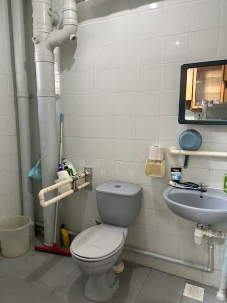 332 Sembawang Close, 332 Sembawang Close, 3 Bedrooms, 1,076 sqft, HDB Flat For Sale, by Koh Poh Chew, 500133159 - Bathroom - PropertyGuru.com.sg