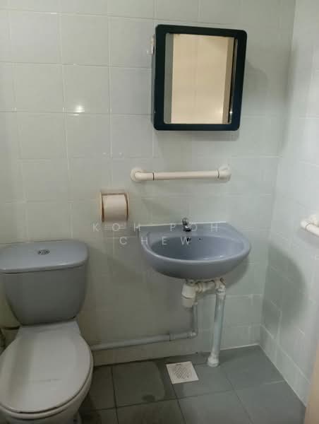 332 Sembawang Close, 332 Sembawang Close, 3 Bedrooms, 1,076 sqft, HDB Flat For Sale, by Koh Poh Chew, 500133159 - Bathroom - PropertyGuru.com.sg