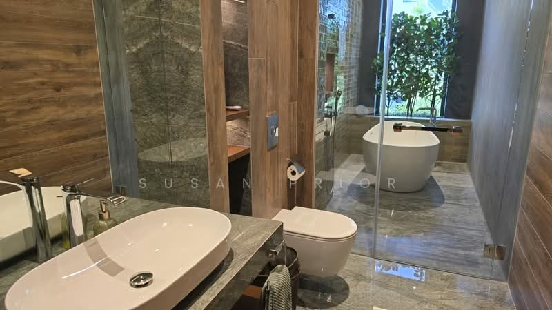Exquisite East Gem 1 km to Tao Nan, Lor L Telok Kurau, 7 Bedrooms, 9,400 sqft, Detached House For Sale, by Susan Prior, 500133162 - Bathroom - PropertyGuru.com.sg