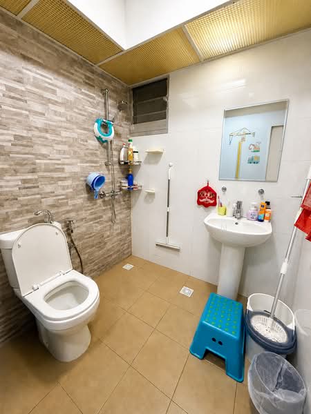 460D Bukit Batok West Avenue 9, 460D Bukit Batok West Avenue 9, 3 Bedrooms, 1,001 sqft, HDB Flat For Sale, by Eddie Tan, 500133257 - Common Bathroom - PropertyGuru.com.sg