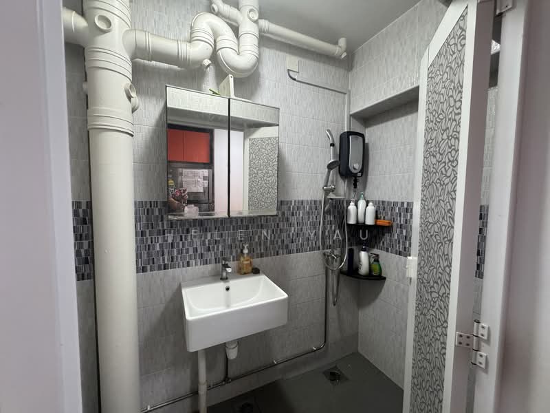 655 Jurong West Street 61, 655 Jurong West Street 61, 3 Bedrooms, 925 sqft, HDB Flat For Sale, by Helen Yau, 500133275 - Bathroom - PropertyGuru.com.sg