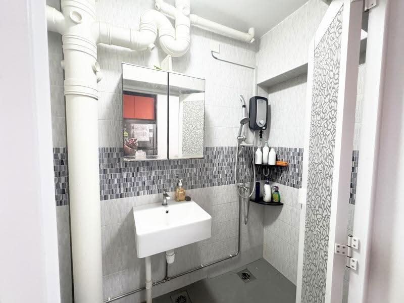 655 Jurong West Street 61, 655 Jurong West Street 61, Boon Lay / Jurong / Tuas, 3 Bedrooms, 925 sqft, HDB Flat For Sale, by Helen Yau, 500133275 - Bathroom - PropertyGuru.com.sg