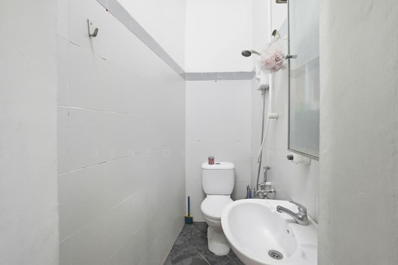 Arab Street Freehold Shophouse, Arab Street, 1,755 sqft, Shop / Shophouse For Sale, by Benedict Eng, 500133290 - Bathroom - CommercialGuru.com.sg