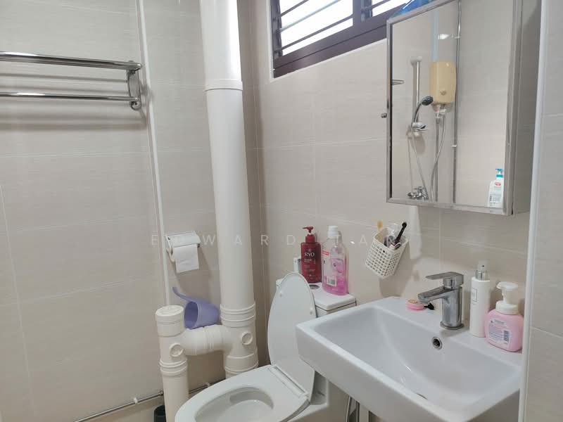 919 Jurong West Street 91, 919 Jurong West Street 91, 3 Bedrooms, 1,313 sqft, HDB Flat For Sale, by Edward Tan, 500133303 - Bathroom - PropertyGuru.com.sg