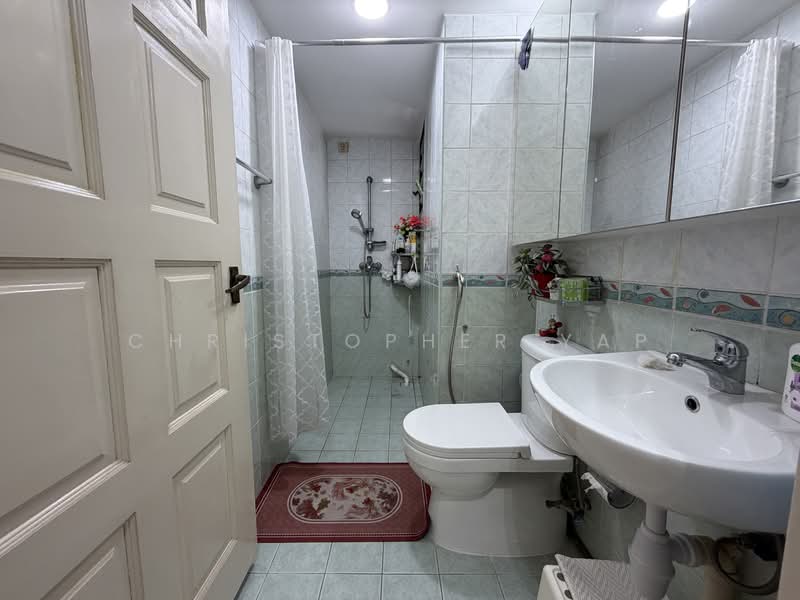 147 Lorong 2 Toa Payoh, 147 Lorong 2 Toa Payoh, Room Rental, 120 sqft, HDB Flat For Rent, by Christopher Yap, 500133329 - Bathroom - PropertyGuru.com.sg