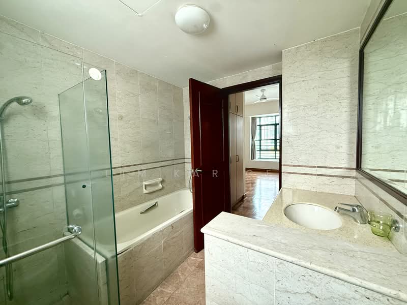 The Hillside, 341 Upper Bukit Timah Road, 3 Bedrooms, 1,302 sqft, Condominium For Rent, by Lim Kar Gee, 500133348 - Master Bathroom - PropertyGuru.com.sg