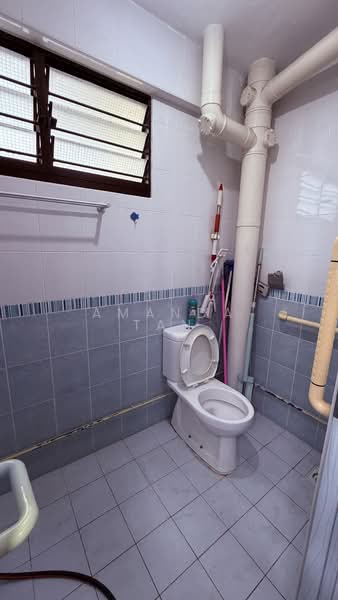 686 Hougang Street 61, 686 Hougang Street 61, 3 Bedrooms, 84 sqft, HDB Flat For Sale, by Amanda Tan, 500133392 - Bathroom - PropertyGuru.com.sg