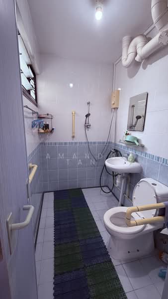 686 Hougang Street 61, 686 Hougang Street 61, 3 Bedrooms, 84 sqft, HDB Flat For Sale, by Amanda Tan, 500133392 - Bathroom - PropertyGuru.com.sg