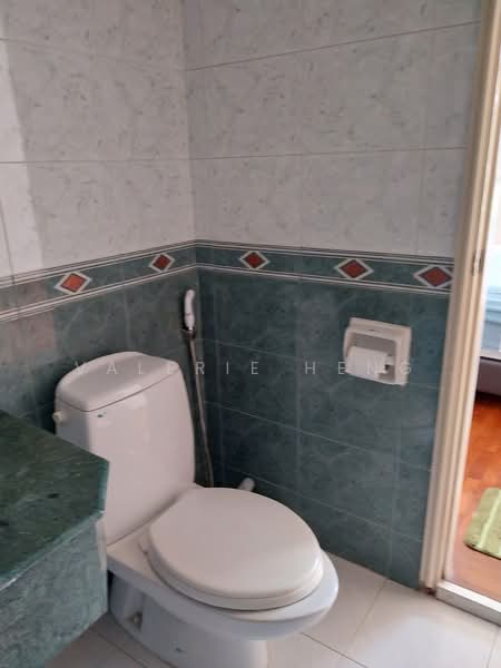 Tiara, 1 Kim Seng Walk, 2 Bedrooms, 893 sqft, Apartment For Rent, by Valerie Heng, 500133428 - Bathroom - PropertyGuru.com.sg