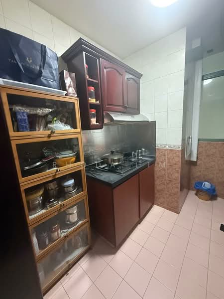 Tanglin Regency, 383 Tanglin Road, 2 Bedrooms, 710 sqft, Condominium For Sale, by Rhoda Lim, 500133432 - Kitchen - PropertyGuru.com.sg