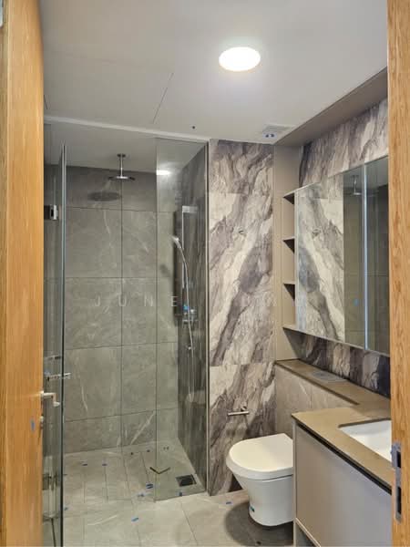 Penrose, 20 Sims Drive, 1 Bedroom, 484 sqft, Condominium For Rent, by June Hung, 500133437 - Bathroom - PropertyGuru.com.sg