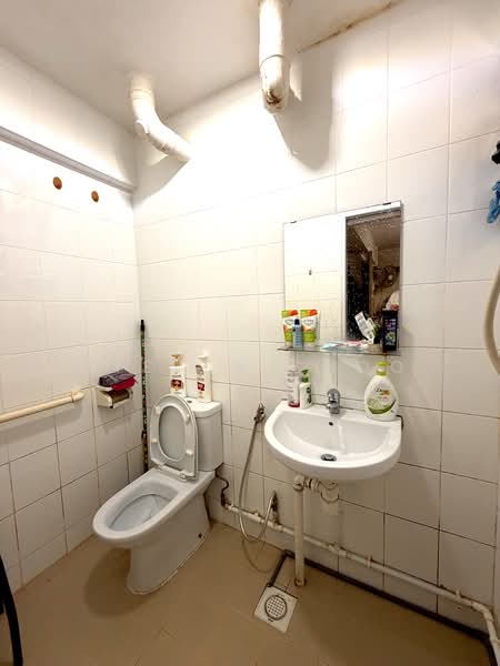 141 Yishun Ring Road, 141 Yishun Ring Road, 3 Bedrooms, 764 sqft, HDB Flat For Rent, by Steven Choo, 500133450 - Bathroom - PropertyGuru.com.sg