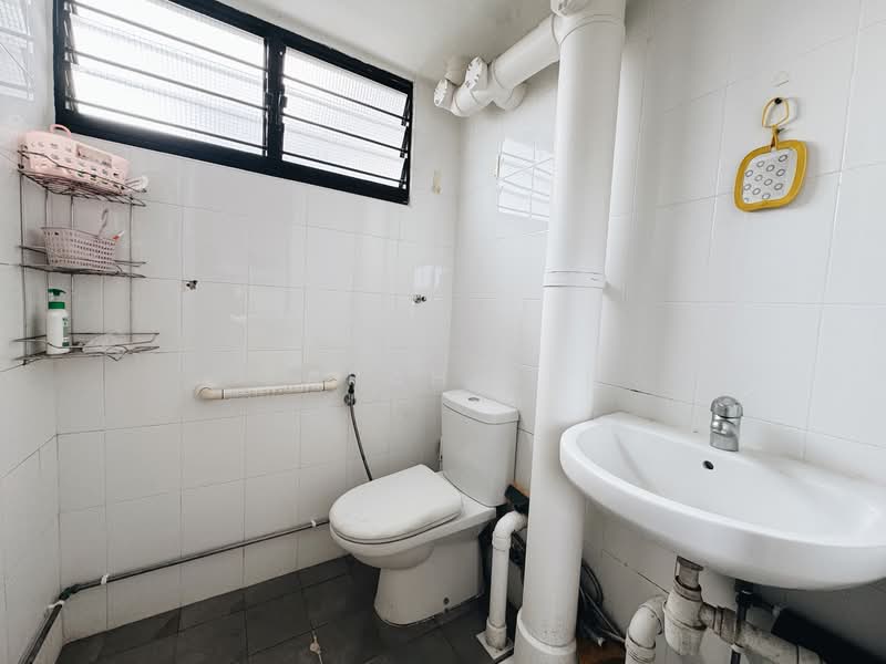 82 Bedok North Road, 82 Bedok North Road, 3 Bedrooms, 990 sqft, HDB Flat For Sale, by Farah Ali, 500133560 - Bathroom - PropertyGuru.com.sg