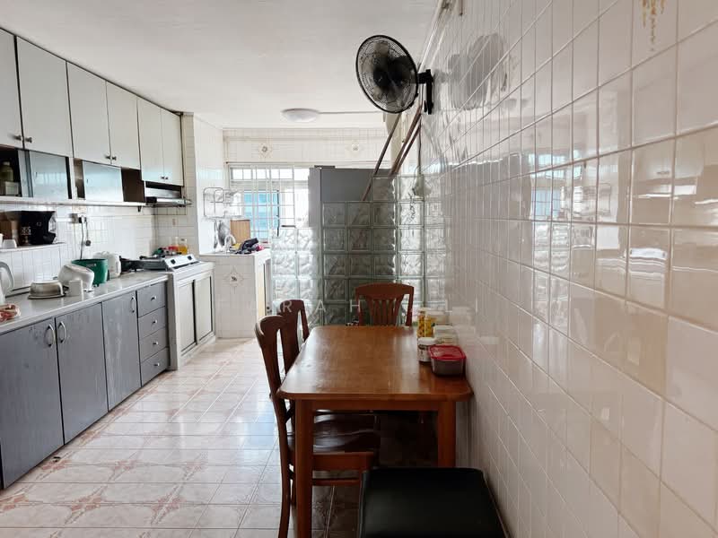 82 Bedok North Road, 82 Bedok North Road, 3 Bedrooms, 990 sqft, HDB Flat For Sale, by Farah Ali, 500133560 - Kitchen - PropertyGuru.com.sg