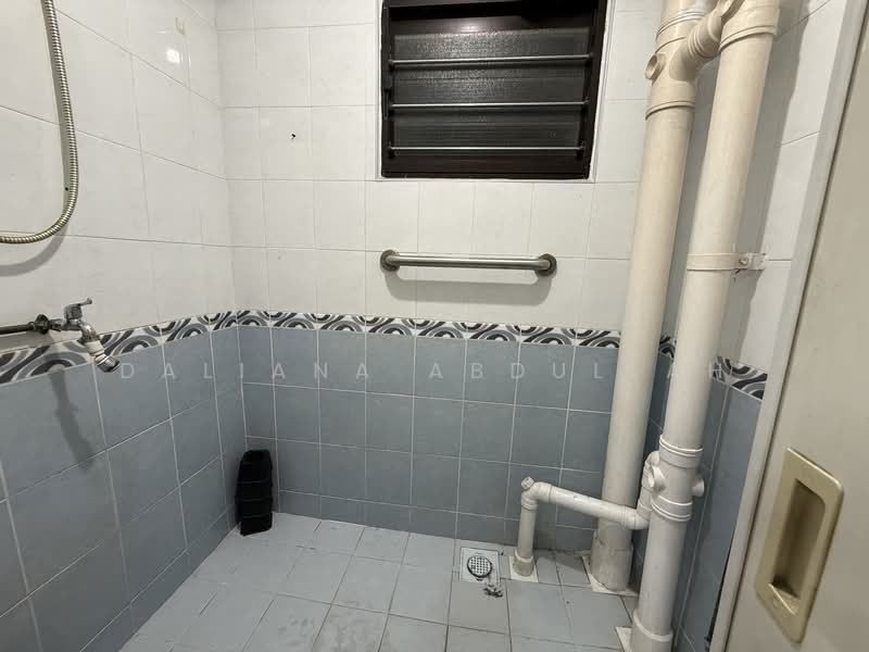 2 Bedok South Avenue 1, 2 Bedok South Avenue 1, 2 Bedrooms, 699 sqft, HDB Flat For Sale, by Daliana Abdullah, 500133561 - Bathroom - PropertyGuru.com.sg