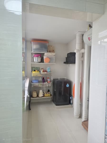 931 Hougang Street 91, 931 Hougang Street 91, 4 Bedrooms, 1,291 sqft, HDB Flat For Sale, by Nora Kassim, 500133599 - Huge laundry/propose maid room - PropertyGuru.com.sg