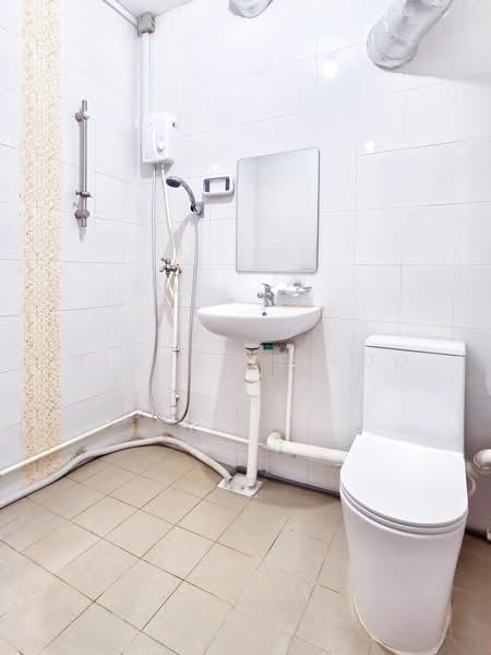 118 Pending Road, 118 Pending Road, 2 Bedrooms, 786 sqft, HDB Flat For Sale, by Michelle Koo, 500133677 - Bathroom - PropertyGuru.com.sg