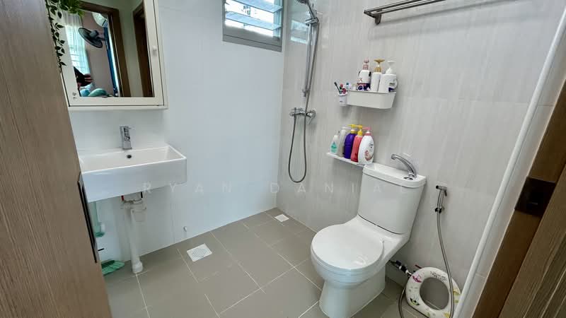 421A Northshore Drive, 421A Northshore Drive, 2 Bedrooms, 732 sqft, HDB Flat For Sale, by Ryan Danial, 500133708 - Common Toilet - PropertyGuru.com.sg