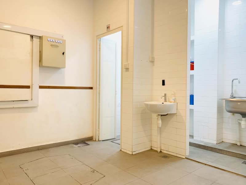 Restaurant Space at Duxton Road, , 1,400 sqft, Food & Beverage For Rent, by Kezia Lim, 500133741 - Bathroom - CommercialGuru.com.sg