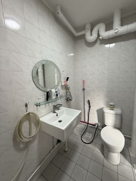517E Jurong West Street 52, 517E Jurong West Street 52, 3 Bedrooms, 1,249 sqft, HDB Flat For Sale, by Freddie Goh, 500133776 - Bathroom - PropertyGuru.com.sg