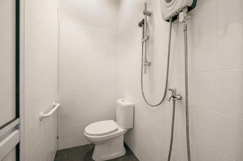 Fuyong Estate, , 4 Bedrooms, 2,740 sqft, Semi-Detached House For Rent, by Warren Chan, 500133781 - Bathroom - PropertyGuru.com.sg
