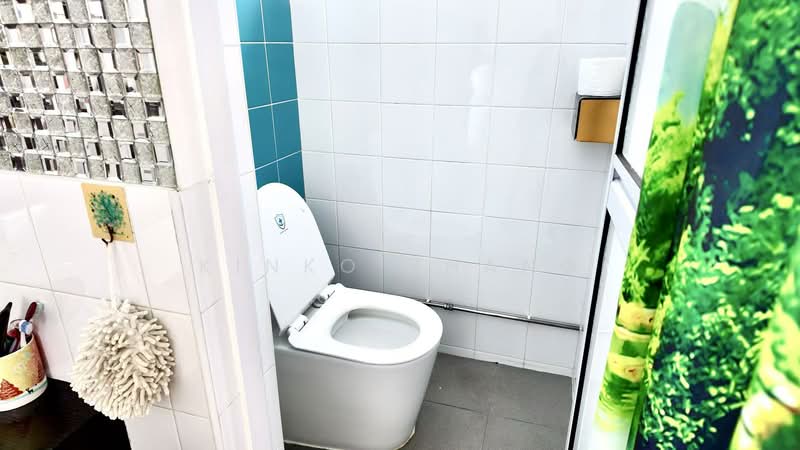 13 Holland Drive, 13 Holland Drive, 3 Bedrooms, 850 sqft, HDB Flat For Rent, by Kinko Zhang, 500133794 - Bathroom - PropertyGuru.com.sg