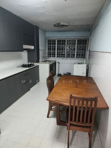303 Jurong East Street 32, 303 Jurong East Street 32, 2 Bedrooms, 721 sqft, HDB Flat For Rent, by Mrs Roshan, 500133821 - Kitchen - PropertyGuru.com.sg