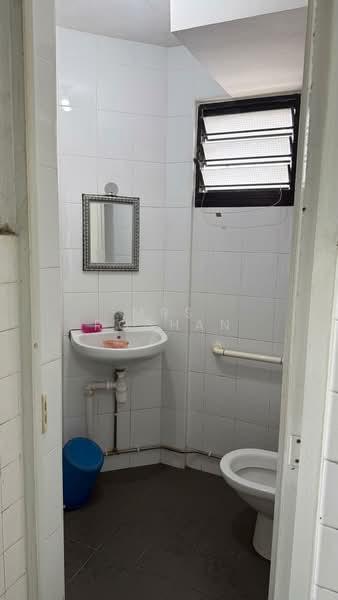 303 Jurong East Street 32, 303 Jurong East Street 32, 2 Bedrooms, 721 sqft, HDB Flat For Rent, by Mrs Roshan, 500133821 - Bathroom - PropertyGuru.com.sg