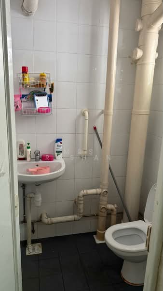 303 Jurong East Street 32, 303 Jurong East Street 32, 2 Bedrooms, 721 sqft, HDB Flat For Rent, by Mrs Roshan, 500133821 - Bathroom - PropertyGuru.com.sg