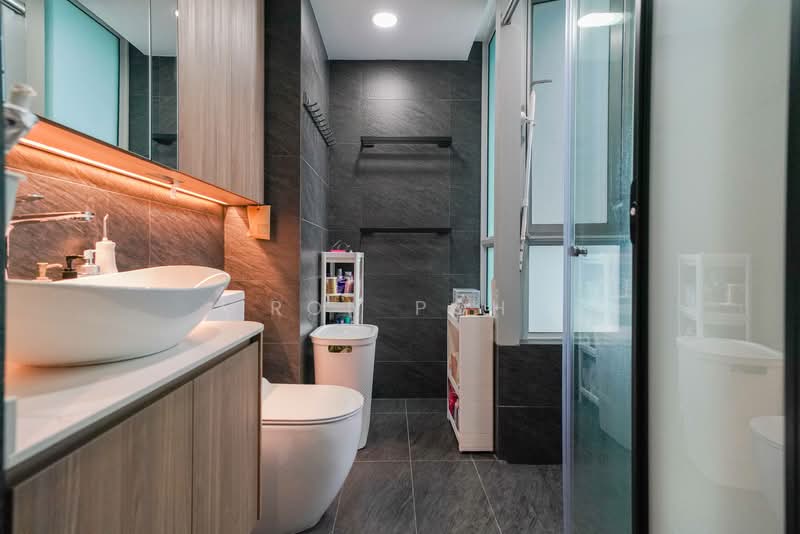 Kovan Melody, 19 Kovan Road, 3 Bedrooms, 1,227 sqft, Condominium For Sale, by Ron Poh, 500133845 - Bathroom - PropertyGuru.com.sg