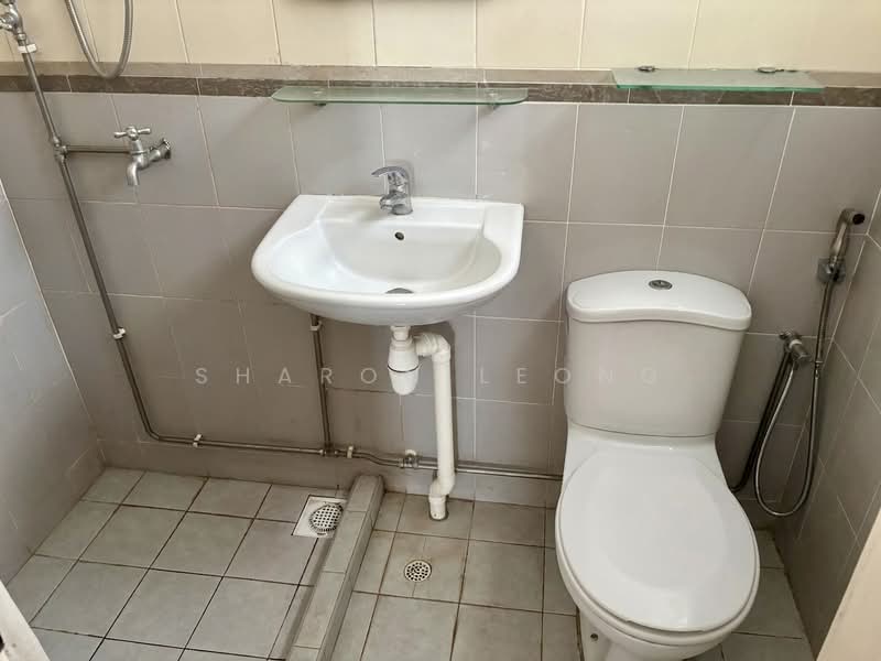 243 Serangoon Avenue 2, 243 Serangoon Avenue 2, 2 Bedrooms, 689 sqft, HDB Flat For Rent, by Sharon Leong, 500133970 - Common bathroom - PropertyGuru.com.sg