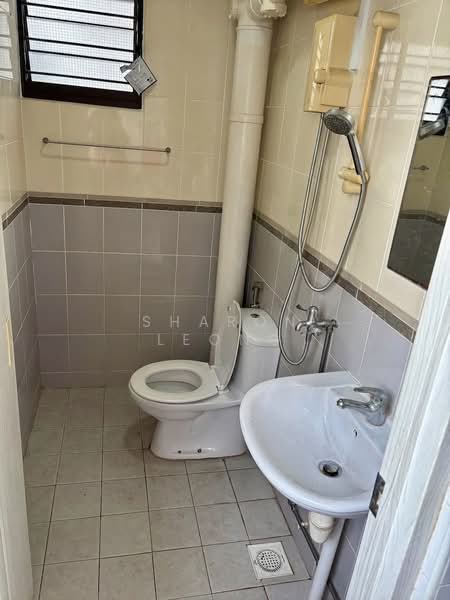 243 Serangoon Avenue 2, 243 Serangoon Avenue 2, 2 Bedrooms, 689 sqft, HDB Flat For Rent, by Sharon Leong, 500133970 - Master - bathroom - PropertyGuru.com.sg