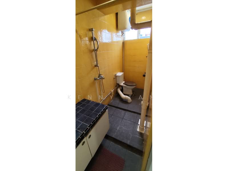 102 Henderson Crescent, 102 Henderson Crescent, 2 Bedrooms, 861 sqft, HDB Flat For Rent, by Kenny Tan, 500134026 - Bathroom - PropertyGuru.com.sg