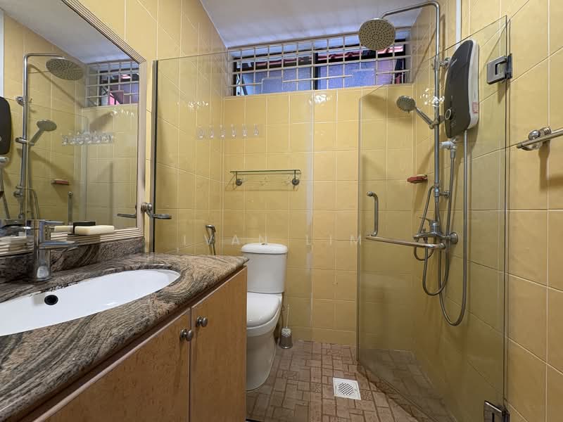 Spanish Village, 60 Farrer Road, 2 Bedrooms, 775 sqft, Condominium For Rent, by Ivan Lim, 500134064 - Bathroom - PropertyGuru.com.sg