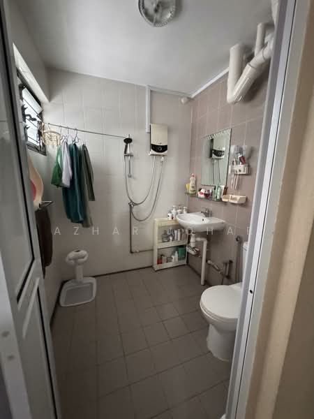 611 Bedok Reservoir Road, 611 Bedok Reservoir Road, 3 Bedrooms, 1,324 sqft, HDB Flat For Sale, by Azhar Johar, 500134065 - Bathroom - PropertyGuru.com.sg
