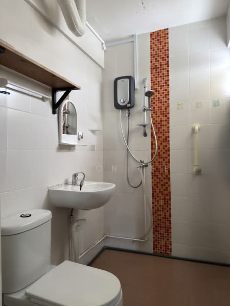 449 Tampines Street 42, 449 Tampines Street 42, 3 Bedrooms, 84 sqft, HDB Flat For Rent, by Elson Lee, 500134111 - Bathroom - PropertyGuru.com.sg