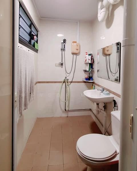 370 Bukit Batok Street 31, 370 Bukit Batok Street 31, 3 Bedrooms, 1,119 sqft, HDB Flat For Sale, by Mansor Mohd, 500134118 - Bathroom - PropertyGuru.com.sg