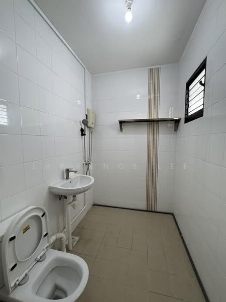 237 Tampines Street 21, 237 Tampines Street 21, 3 Bedrooms, 1,130 sqft, HDB Flat For Rent, by Lawrence Lee, 500134147 - Bathroom - PropertyGuru.com.sg