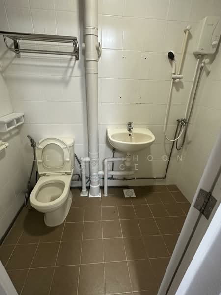 126 Aljunied Road, 126 Aljunied Road, 3 Bedrooms, 1,302 sqft, HDB Flat For Rent, by Lee Lay Hoon Grace, 500134181 - Bathroom - PropertyGuru.com.sg