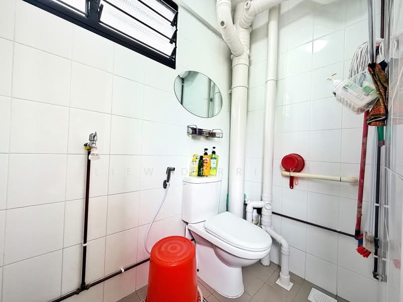 348 Bukit Batok Street 34, 348 Bukit Batok Street 34, 3 Bedrooms, 904 sqft, HDB Flat For Sale, by Liew Derrick, 500134185 - Bathroom - PropertyGuru.com.sg