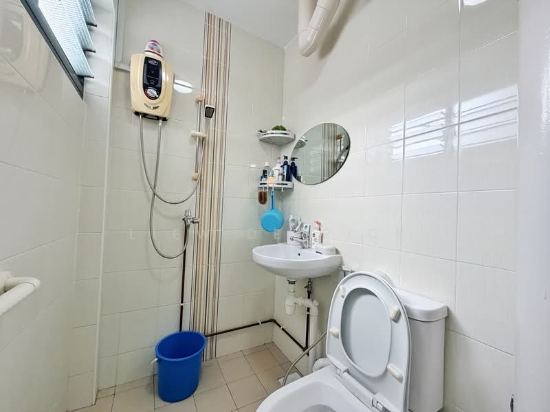 348 Bukit Batok Street 34, 348 Bukit Batok Street 34, 3 Bedrooms, 904 sqft, HDB Flat For Sale, by Liew Derrick, 500134185 - Bathroom - PropertyGuru.com.sg