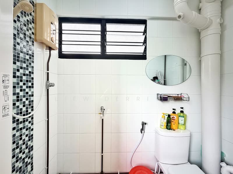 348 Bukit Batok Street 34, 348 Bukit Batok Street 34, 3 Bedrooms, 904 sqft, HDB Flat For Sale, by Liew Derrick, 500134185 - Bathroom - PropertyGuru.com.sg