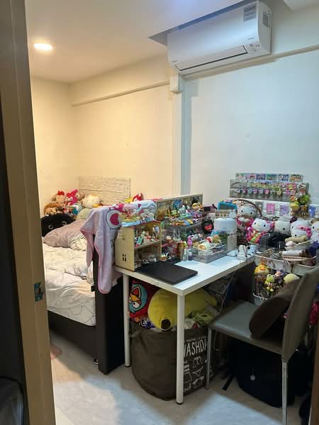 729 Clementi West Street 2, 729 Clementi West Street 2, 3 Bedrooms, 882 sqft, HDB Flat For Sale, by Jocelyn Tan, 500134208 - Bedroom - PropertyGuru.com.sg