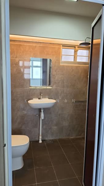 459 Yishun Avenue 11, 459 Yishun Avenue 11, 2 Bedrooms, 750 sqft, HDB Flat For Rent, by Bill Kumanan, 500134213 - Bathroom - PropertyGuru.com.sg