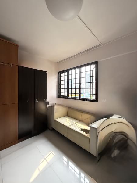 335 Clementi Avenue 2, 335 Clementi Avenue 2, 3 Bedrooms, 990 sqft, HDB Flat For Sale, by Janet Chew, 500134220 - Living Room - PropertyGuru.com.sg