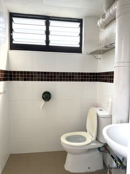 335 Clementi Avenue 2, 335 Clementi Avenue 2, 3 Bedrooms, 990 sqft, HDB Flat For Sale, by Janet Chew, 500134220 - Bathroom - PropertyGuru.com.sg