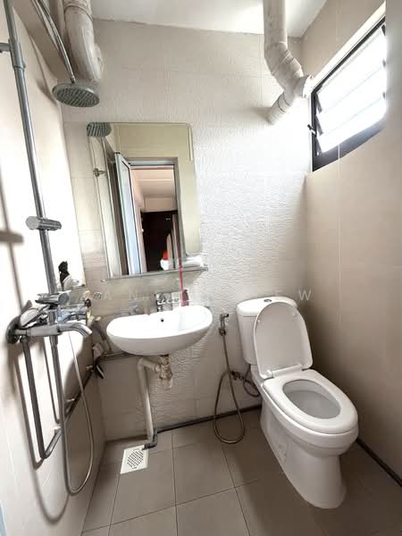 335 Clementi Avenue 2, 335 Clementi Avenue 2, 3 Bedrooms, 990 sqft, HDB Flat For Sale, by Janet Chew, 500134220 - Bathroom - PropertyGuru.com.sg