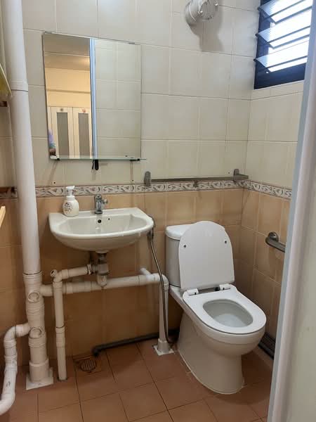 302 Clementi Avenue 4, 302 Clementi Avenue 4, 3 Bedrooms, 1,000 sqft, HDB Flat For Rent, by May Lin, 500134237 - Bathroom - PropertyGuru.com.sg